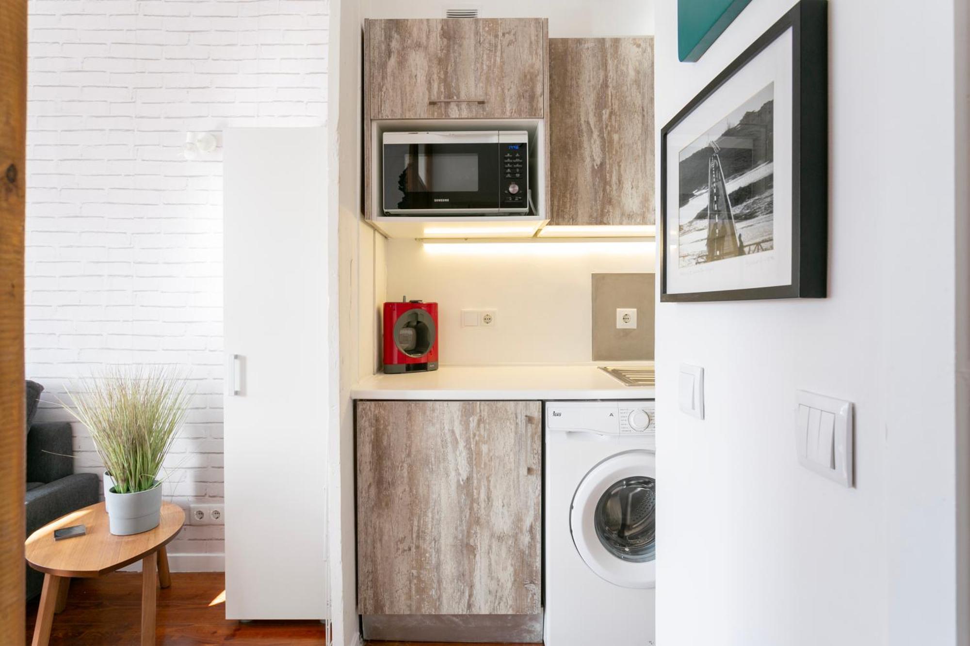Beautiful Small Penthouse With Air Conditioner! Apartamento