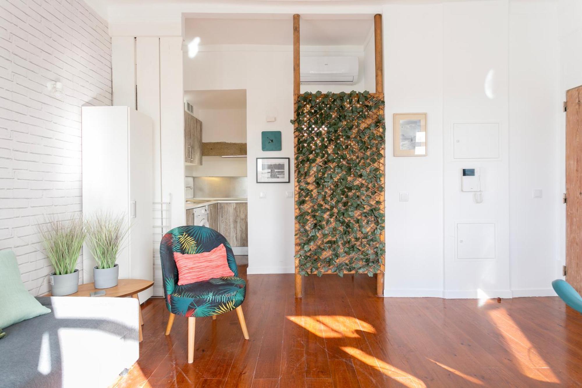 Beautiful Small Penthouse With Air Conditioner! *